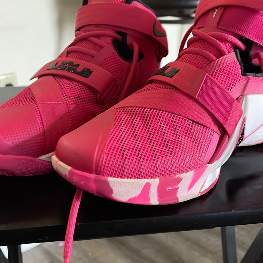 LeBron Solider 9 “Think Pink”